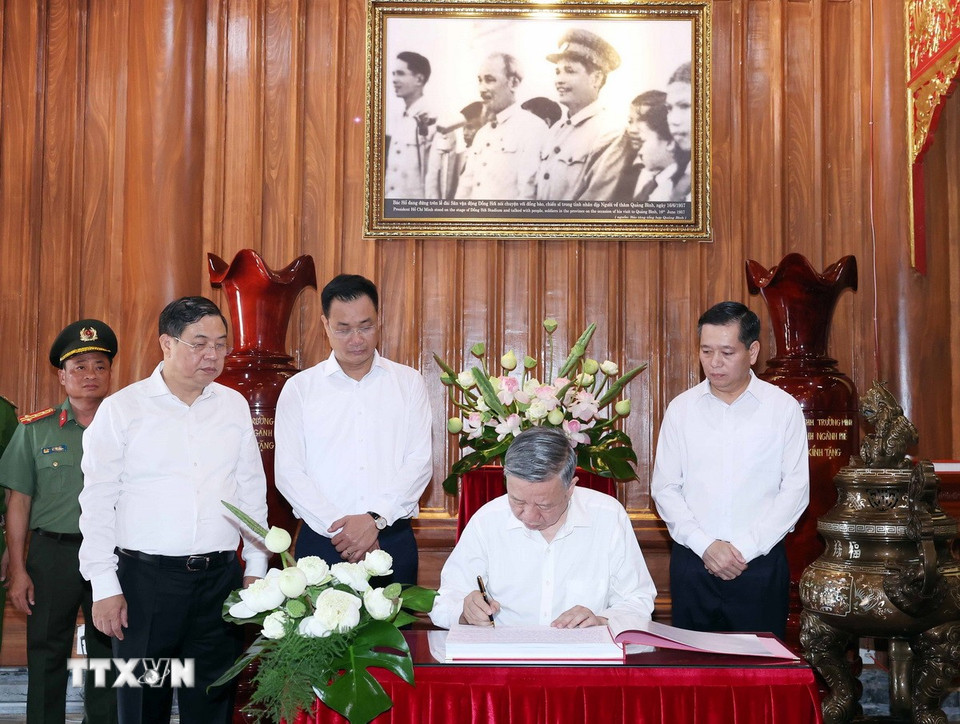Tổng Bí thư Tô Lâm ghi lưu bút vào sổ lưu niệm tại Đền thờ Đền thờ Chủ tịch Hồ Chí Minh và các Anh hùng liệt sỹ. (Ảnh: Thống Nhất/TTXVN)