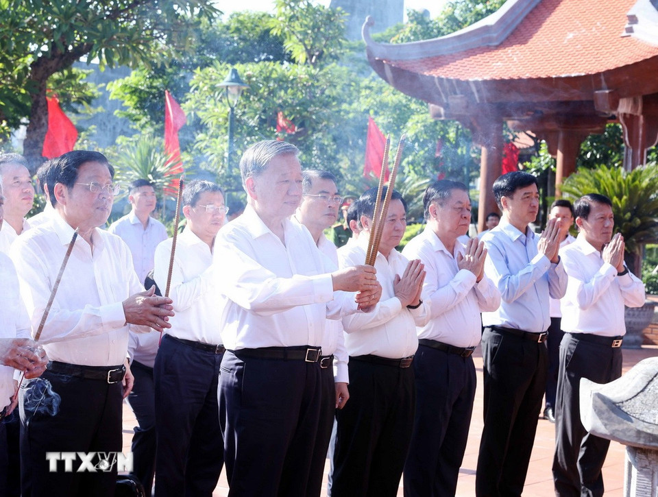 Tổng Bí thư Tô Lâm cùng đoàn công tác Trung ương đến dâng hương, dâng hoa tại Đền thờ Chủ tịch Hồ Chí Minh và các Anh hùng liệt sỹ. (Ảnh: Thống Nhất/TTXVN)