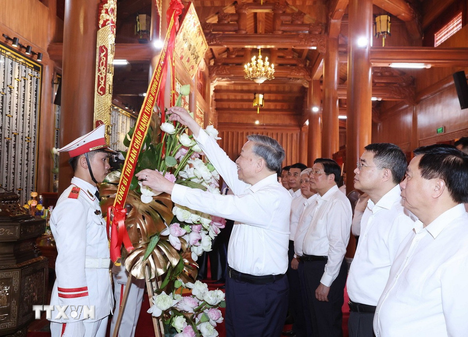 Tổng Bí thư Tô Lâm cùng đoàn công tác Trung ương đến dâng hương, dâng hoa tại Đền thờ Chủ tịch Hồ Chí Minh và các Anh hùng liệt sỹ. (Ảnh: Thống Nhất/TTXVN)
