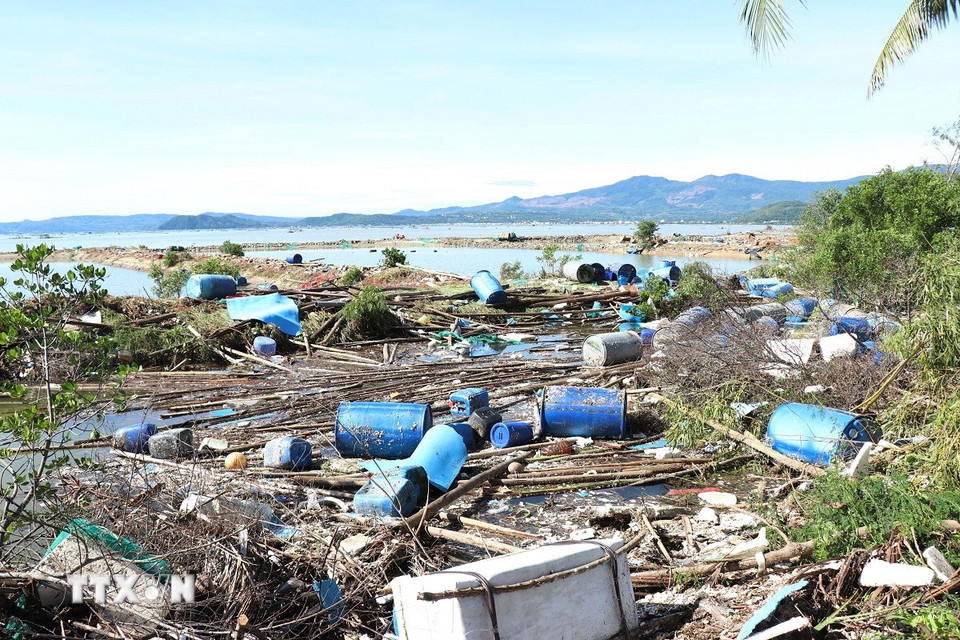 Lồng bè và ô nuôi trồng thủy sản tỉnh Đắk Lắk bị ảnh hưởng của bão số 13. (Ảnh: Tuấn Anh/TTXVN)