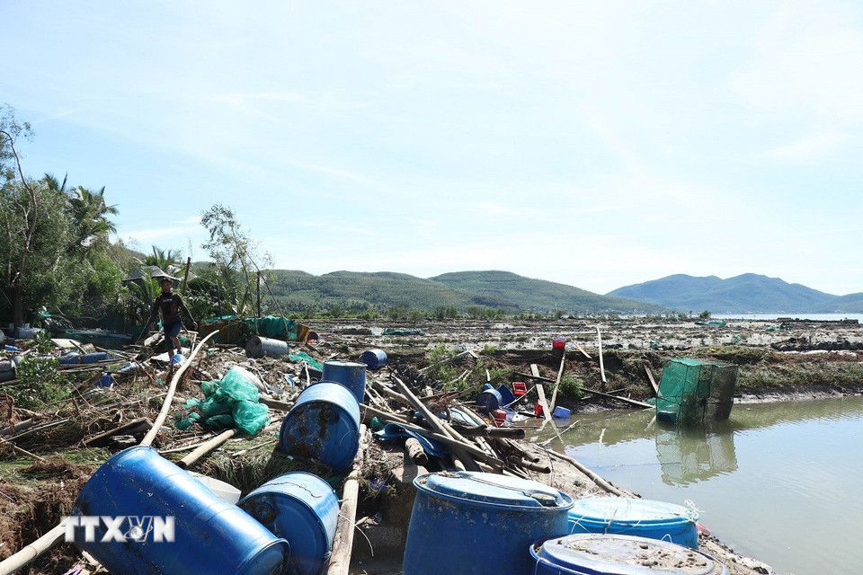 Lồng bè và ô nuôi trồng thủy sản của người dân phường Sông Cầu bị sóng, gió đánh lên bờ gây thiệt hại lớn về kinh tế. (Ảnh: Tuấn Anh/TTXVN)