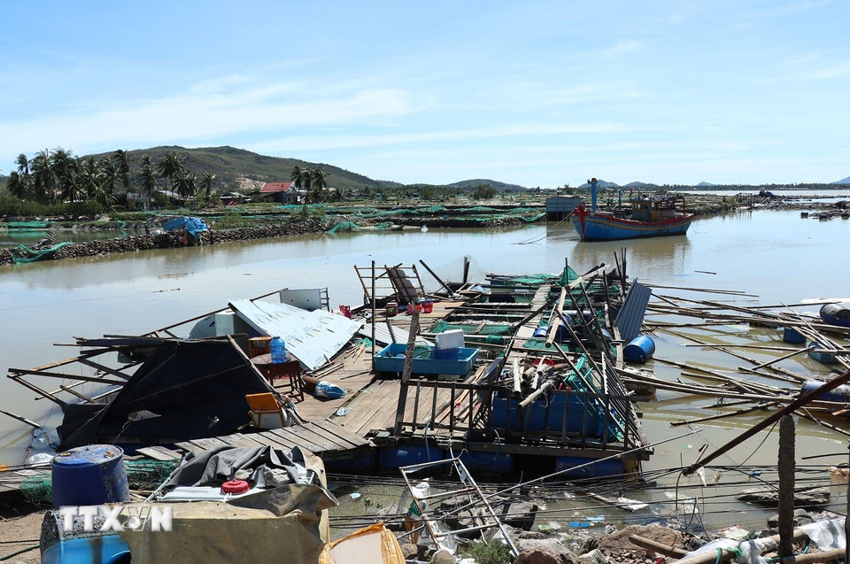 Một bè nuôi trồng thủy sản ở tỉnh Đắk Lắk bị thiệt hại nặng nề. (Ảnh: Tuấn Anh/TTXVN)