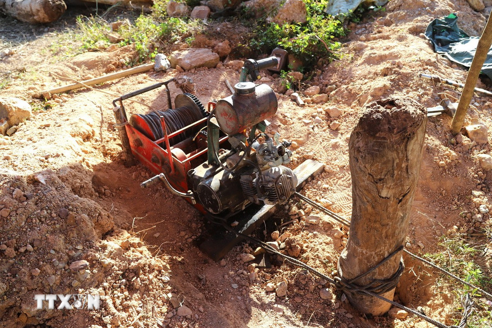 Máy tời để kéo gỗ được sử dụng tại điểm tập kết. (Ảnh: Xuân Tiến/TTXVN)