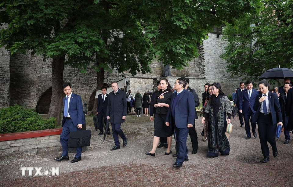 Thủ tướng Phạm Minh Chính cùng Phu nhân tham quan không gian, kiến trúc, lịch sử khu phố cổ Tallinn. (Ảnh: Dương Giang/TTXVN)