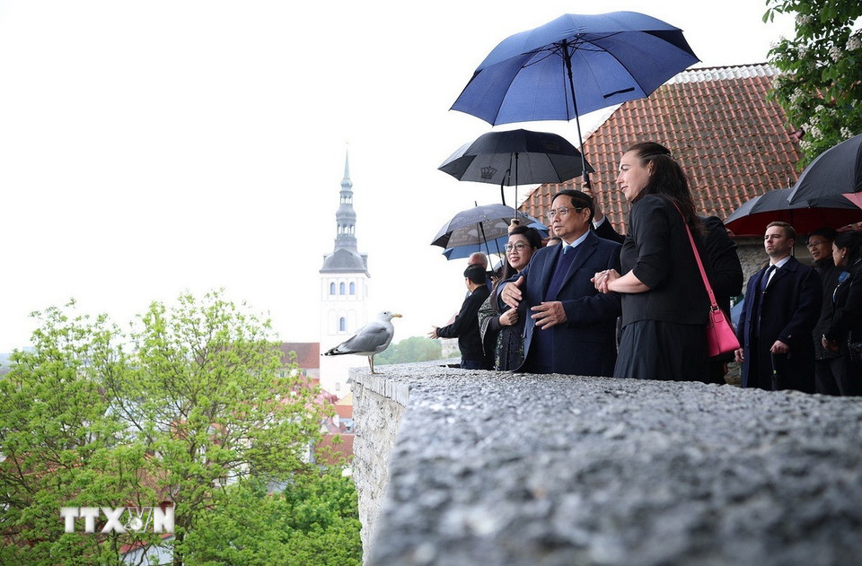 Thủ tướng Phạm Minh Chính cùng Phu nhân tham quan không gian, kiến trúc, lịch sử khu phố cổ Tallinn. (Ảnh: Dương Giang/TTXVN)