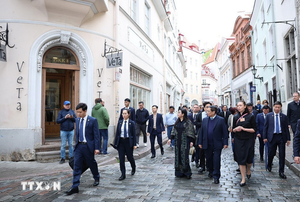 Thủ tướng Phạm Minh Chính cùng Phu nhân tham quan không gian, kiến trúc, lịch sử khu phố cổ Tallinn. (Ảnh: Dương Giang/TTXVN)