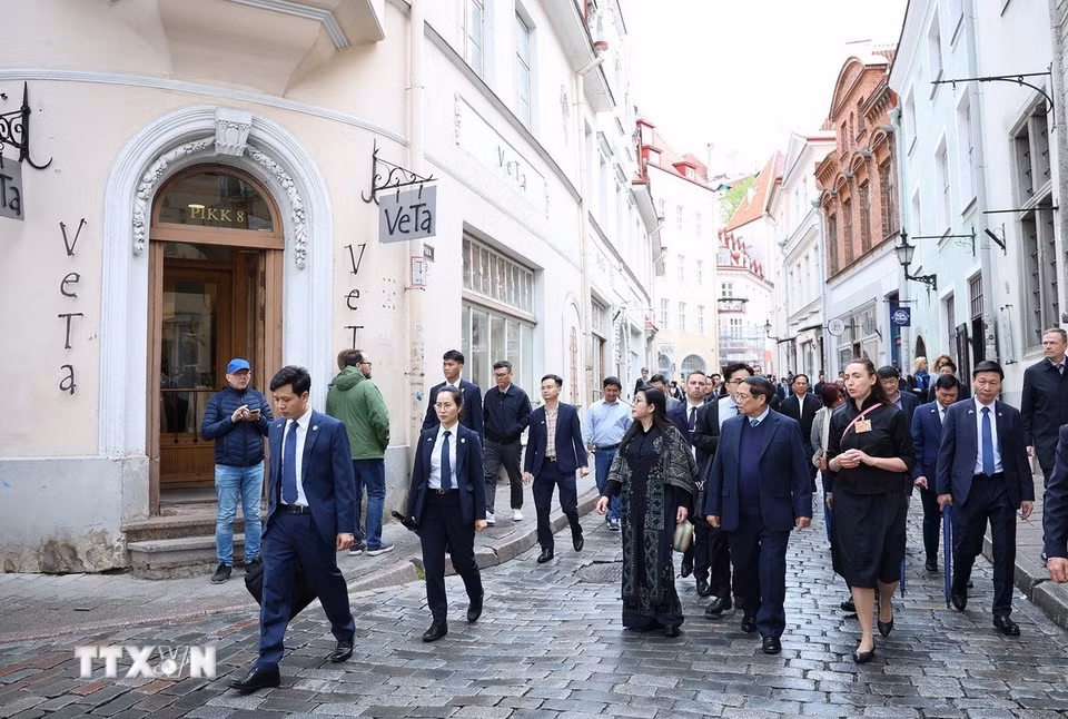 Thủ tướng Phạm Minh Chính cùng Phu nhân tham quan không gian, kiến trúc, lịch sử khu phố cổ Tallinn. (Ảnh: Dương Giang/TTXVN)