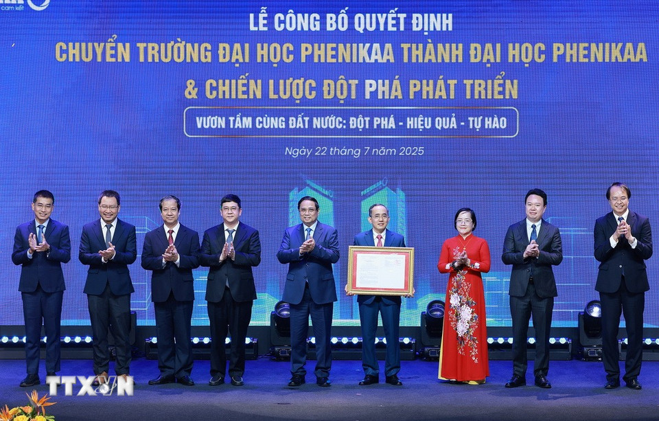 Thủ tướng Phạm Minh Chính trao Quyết định chuyển mô hình thành Đại học Phenikaa cho đại diện lãnh đạo Đại học Phenikaa. (Ảnh: Dương Giang/TTXVN)
