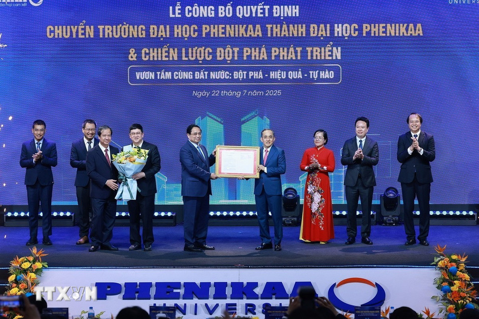 Thủ tướng Phạm Minh Chính trao Quyết định chuyển mô hình thành Đại học Phenikaa cho đại diện lãnh đạo Đại học Phenikaa. (Ảnh: Dương Giang/TTXVN)