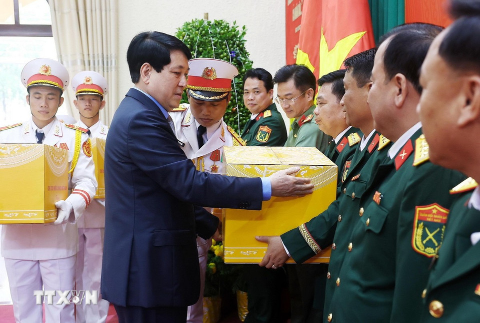 Chủ tịch nước Lương Cường tặng quà, chúc Tết các lực lượng vũ trang trên địa bàn thành phố Cần Thơ. (Ảnh: Lâm Khánh/TTXVN)