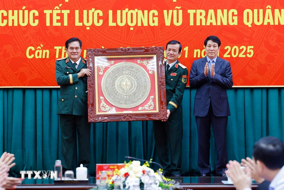 Chủ tịch nước Lương Cường tặng quà lưu niệm Bộ Tư lệnh Quân khu 9 (Bộ Quốc phòng). (Ảnh: Lâm Khánh/TTXVN)