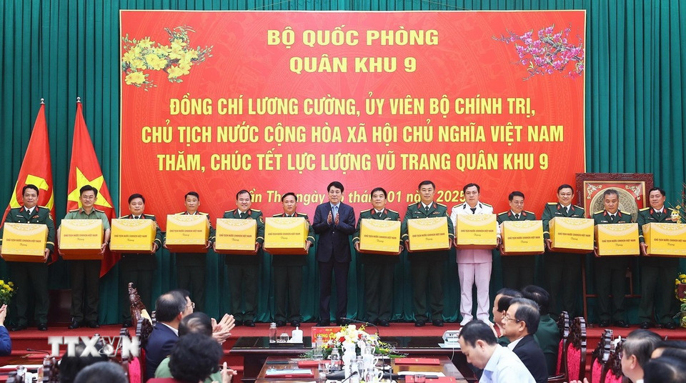 Chủ tịch nước Lương Cường tặng quà, chúc Tết các lực lượng vũ trang trên địa bàn thành phố Cần Thơ. (Ảnh: Lâm Khánh/TTXVN)