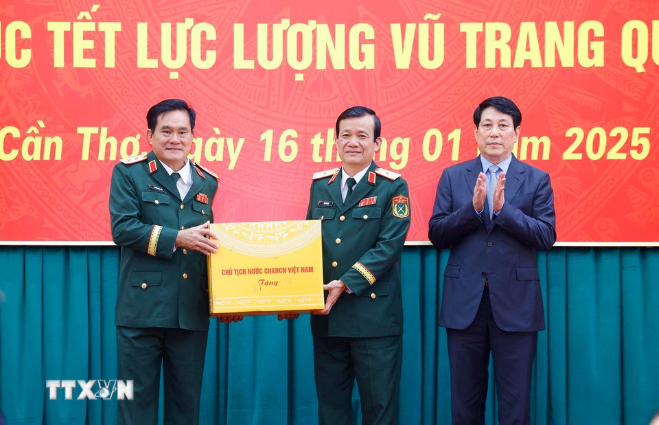 Chủ tịch nước Lương Cường tặng quà, chúc Tết lực lượng vũ trang Quân khu 9 (Bộ Quốc phòng). (Ảnh: Lâm Khánh/TTXVN)