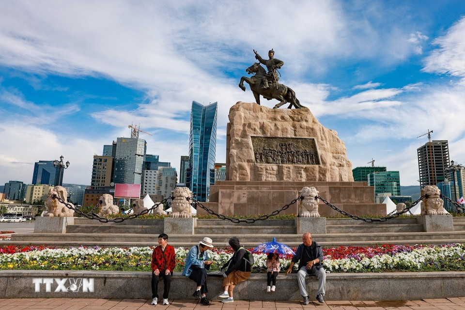 Tượng người anh hùng Damdin Sukhbator trên lưng ngựa, một tay cầm cương, một tay chỉ lên trời cao nổi bật giữa Quảng trường Sukhbator. (Ảnh: Thanh Tùng/TTXVN)