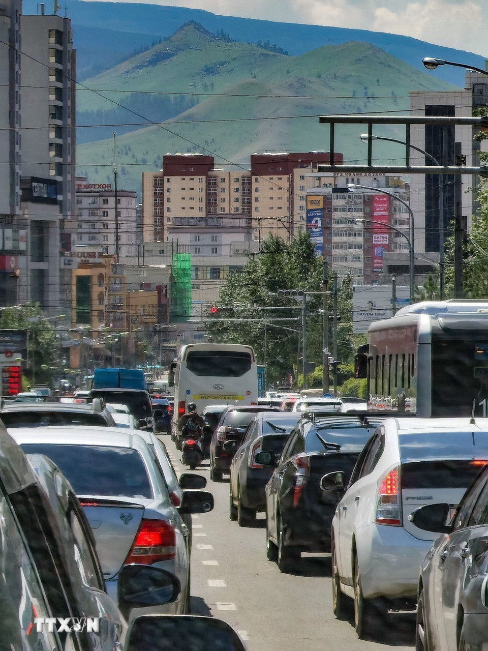 Giao thông trong thành phố Ulan Bator chủ yếu là phương tiện ôtô, xe buýt. (Ảnh: Thanh Tùng/TTXVN)