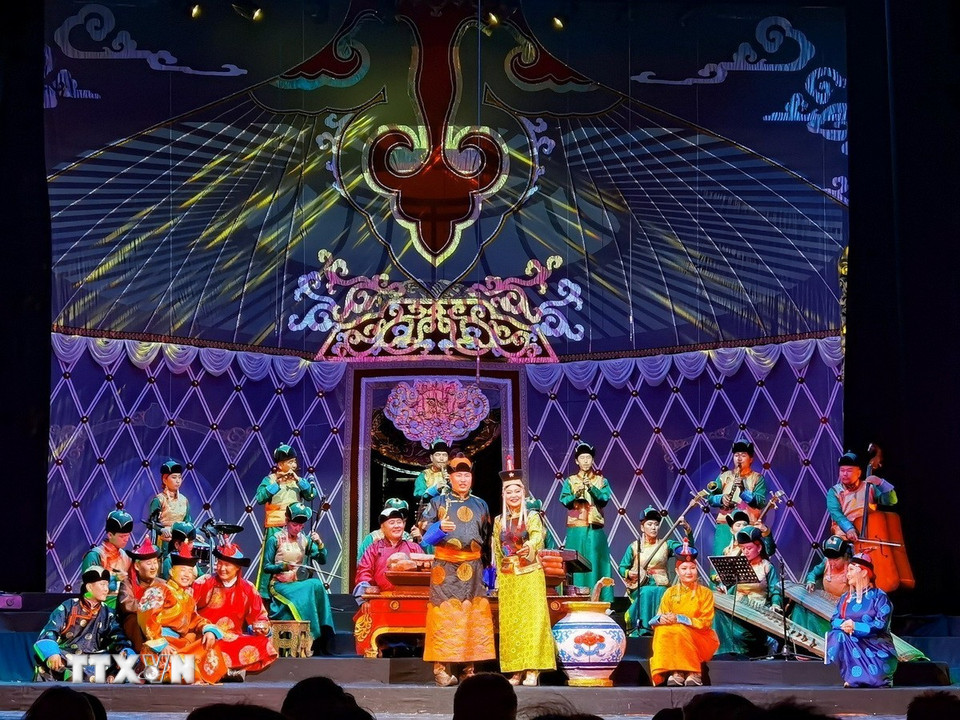 Các nghệ sỹ Nhà hát Kịch Hàn lâm Quốc gia Mông Cổ trong một buổi biểu diễn phục vụ du khách. (Ảnh: Thanh Tùng/TTXVN)