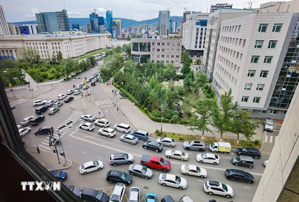 Tham gia giao thông trong thành phố chủ yếu là phương tiện ôtô. (Ảnh: Thanh Tùng/TTXVN)