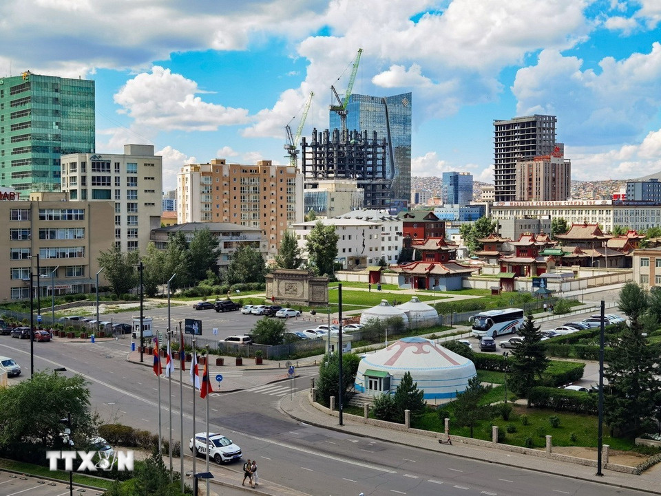 Ulan Bator là trung tâm văn hóa, kinh tế và chính trị của Mông Cổ, với những ngôi đền lịch sử gần kề với các tòa nhà chọc trời hiện đại. (Ảnh: Thanh Tùng/TTXVN)