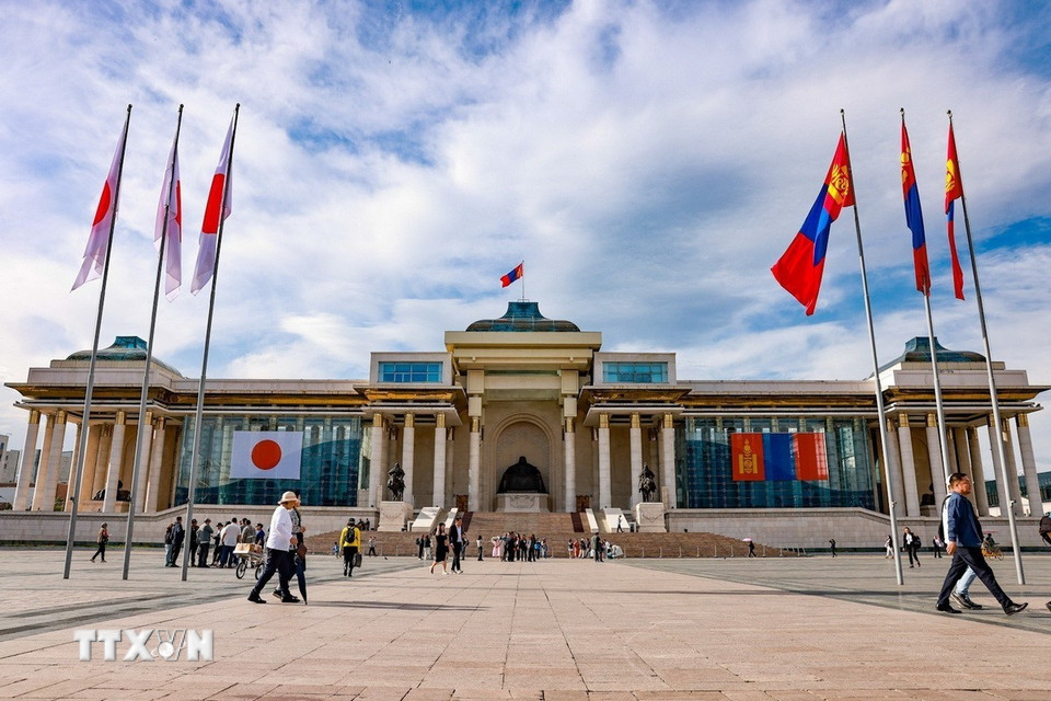 Quảng trường Sukhbator là trung tâm của thủ đô Ulan Bator, nằm ngay giữa lòng thành phố với tượng đài Chinggis Khan là điểm nhấn. (Ảnh: Thanh Tùng/TTXVN)