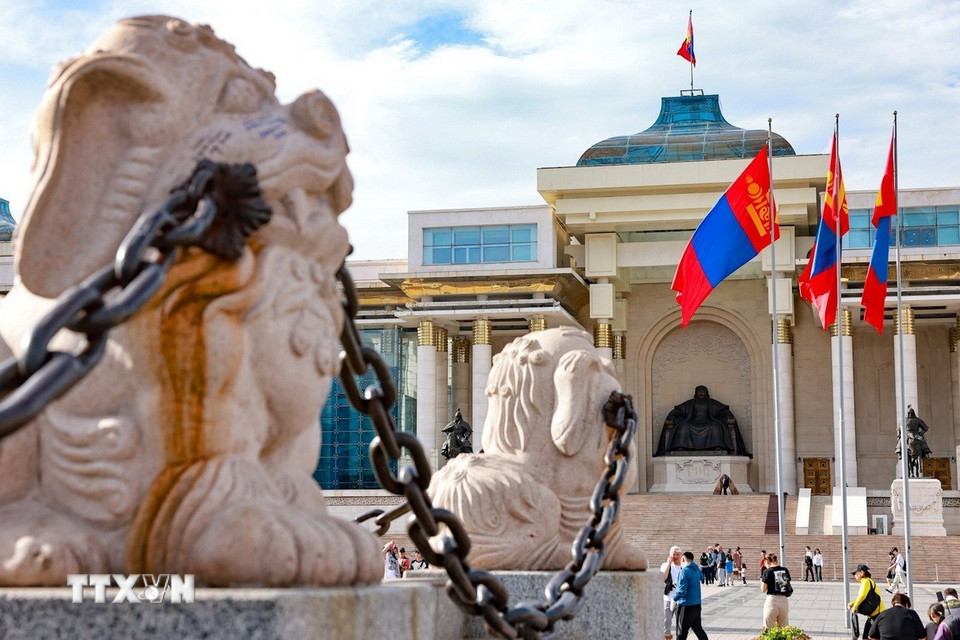 Quảng trường Sukhbator là trung tâm của thủ đô Ulan Bator, nằm ngay giữa lòng thành phố với tượng đài Chinggis Khan là điểm nhấn. (Ảnh: Thanh Tùng/TTXVN)