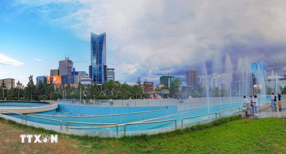 Không gian xanh mát của hồ phun nước bên Quảng trường Sukhbator. (Ảnh: Thanh Tùng/TTXVN)