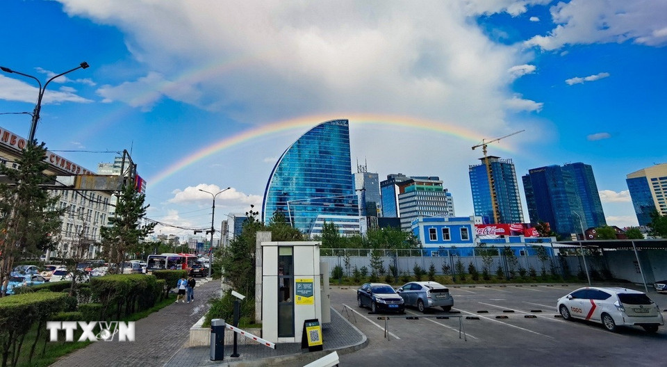 Cầu vồng xuất hiện sau mưa giữa trung tâm thủ đô Ulan Bator. (Ảnh: Thanh Tùng/TTXVN)