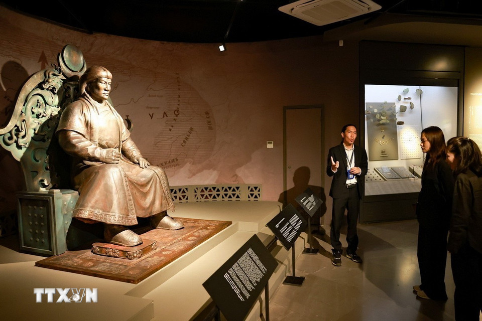 Khách tham quan bảo tàng Chinggis Khan, bảo tàng dành riêng cho cuộc đời và di sản của Thành Cát Tư Hãn, trưng bày hơn 10.000 hiện vật, với hơn 85% là các hiện vật gốc. (Ảnh: Thanh Tùng/TTXVN)