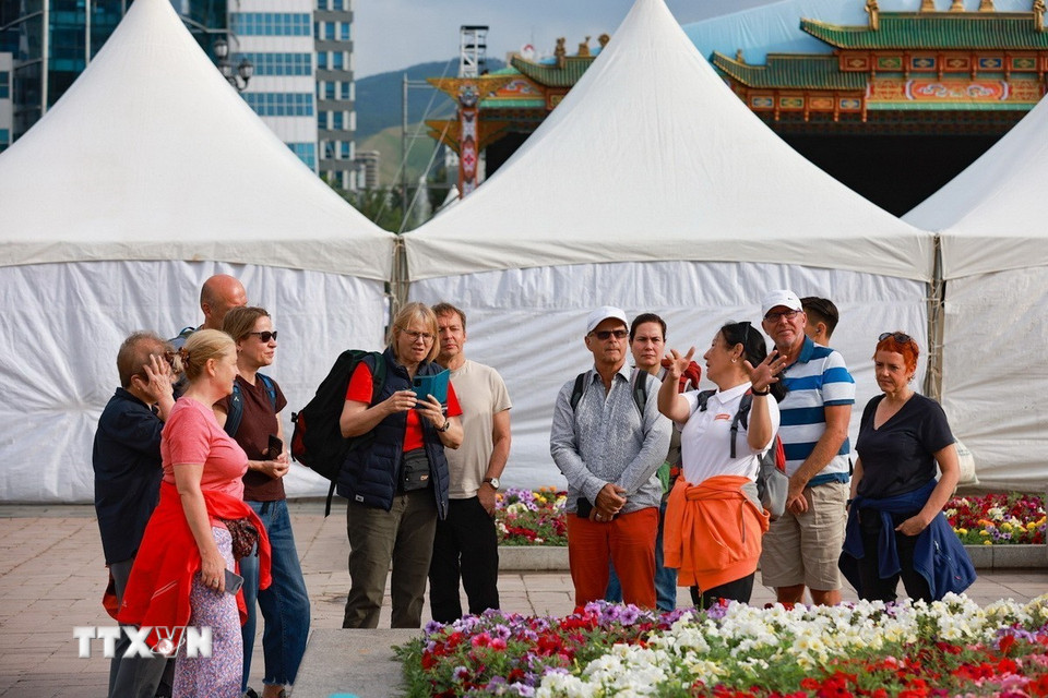 Du khách tới thủ đô Ulan Bator vẫn thường Quảng trường Sukhbator để thư giãn, ngắm nhìn cảnh quan và hòa mình vào sự sống sôi động của thành phố. (Ảnh: Thanh Tùng/TTXVN)