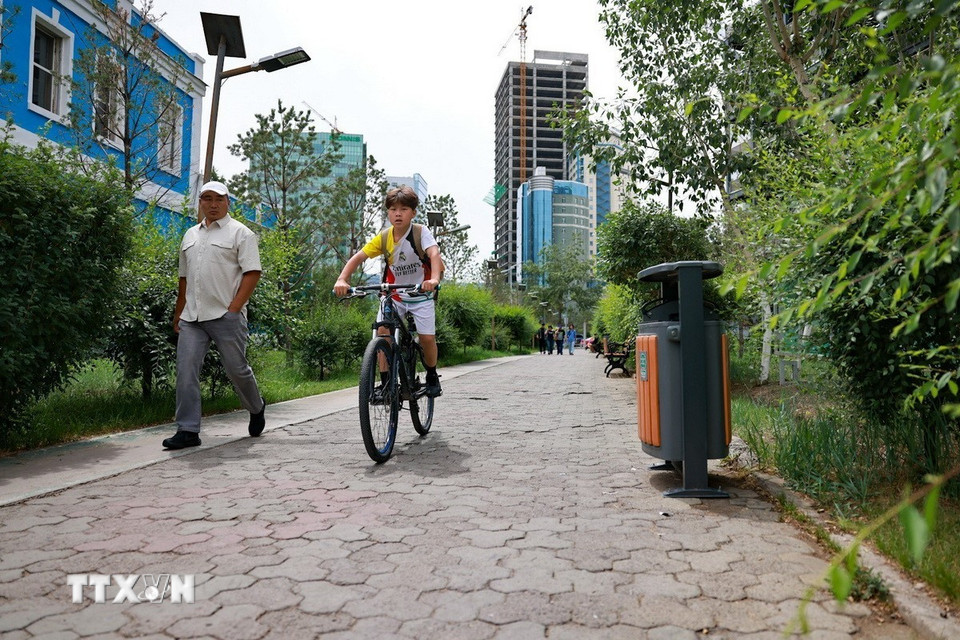 Những con đường dành cho người đi bộ, xe đạp luôn sạch sẽ với không gian xanh mát. (Ảnh: Thanh Tùng/TTXVN)