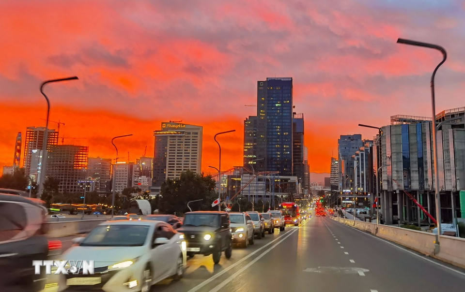 Vào mùa Hè, du khách sẽ được ngắm hoàng hôn buông xuống thủ đô Ulan Bator sau khi dùng bữa tối trong khung giờ 20-21 giờ, một điều khá khác lạ. (Ảnh: Thanh Tùng/TTXVN)