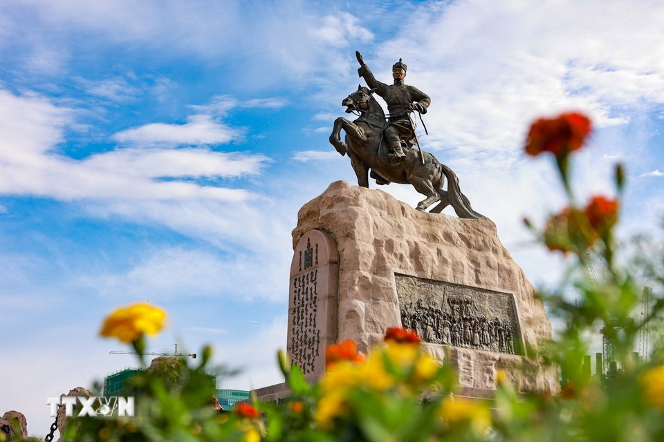 Tượng người anh hùng Damdin Sukhbator trên lưng ngựa, một tay cầm cương, một tay chỉ lên trời cao nổi bật giữa Quảng trường Sukhbator. (Ảnh: Thanh Tùng/TTXVN)