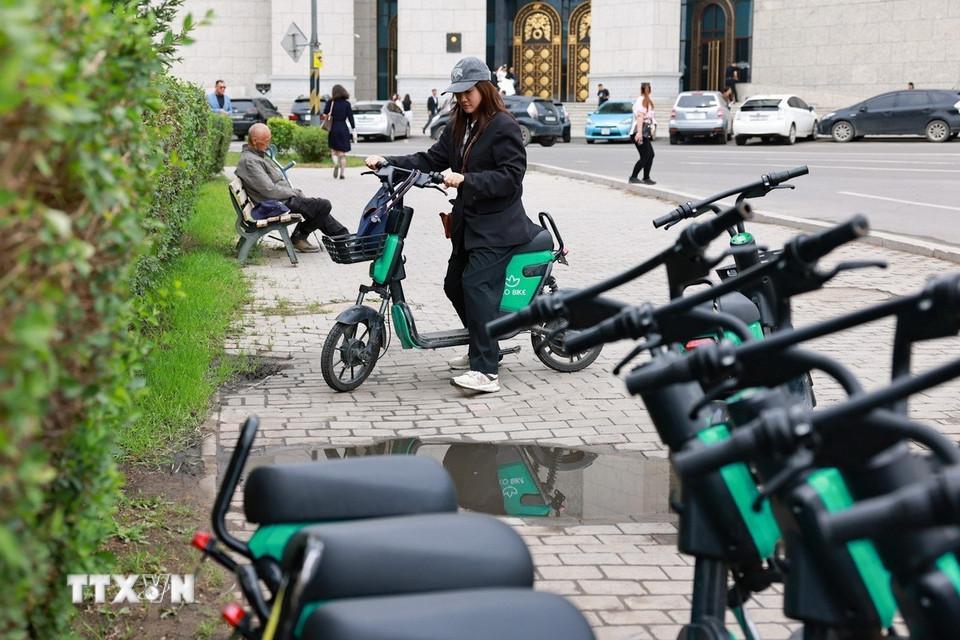 Xe điện công cộng dành cho cá nhân được để ở nhiều góc phố, người dân và du khách có thể sử dụng theo hướng dẫn qua ứng dụng trên điện thoại. (Ảnh: Thanh Tùng/TTXVN)