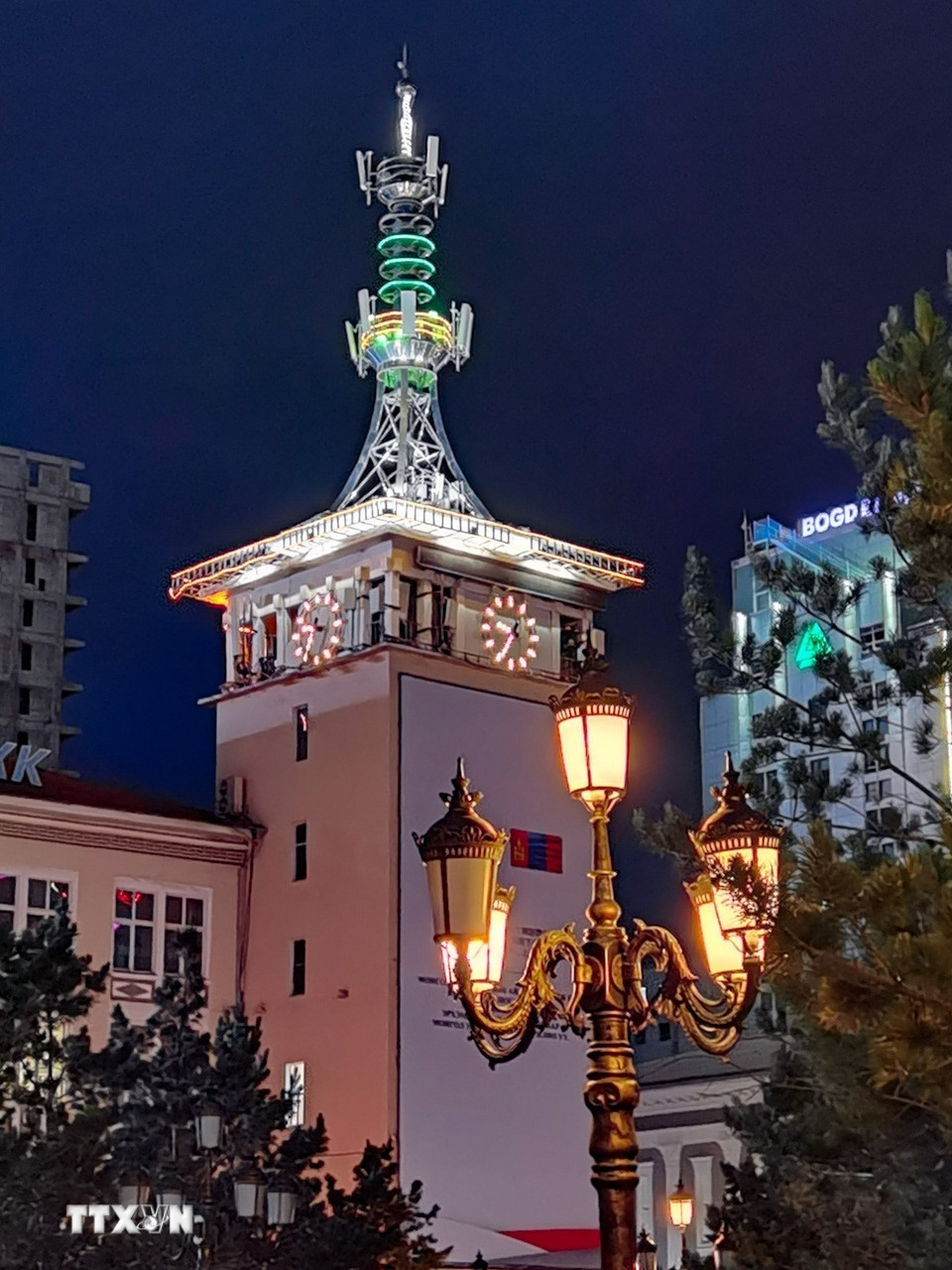 Tháp đồng hồ trung tâm ở thủ đô Ulan Bator (Mông Cổ). (Ảnh: Thanh Tùng/TTXVN)