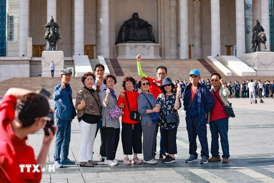 Quảng trường Sukhbator cũng là nơi gặp gỡ, trò chuyện và trải nghiệm văn hóa đặc trưng của Mông Cổ thông qua các hoạt động văn hóa và sự kiện diễn ra thường xuyên. (Ảnh: Thanh Tùng/TTXVN)