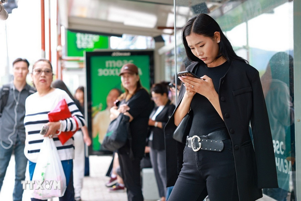 Một cô gái Mông Cổ trong trang phục hiện đại bên trạm chờ xe buýt. (Ảnh: Thanh Tùng/TTXVN)