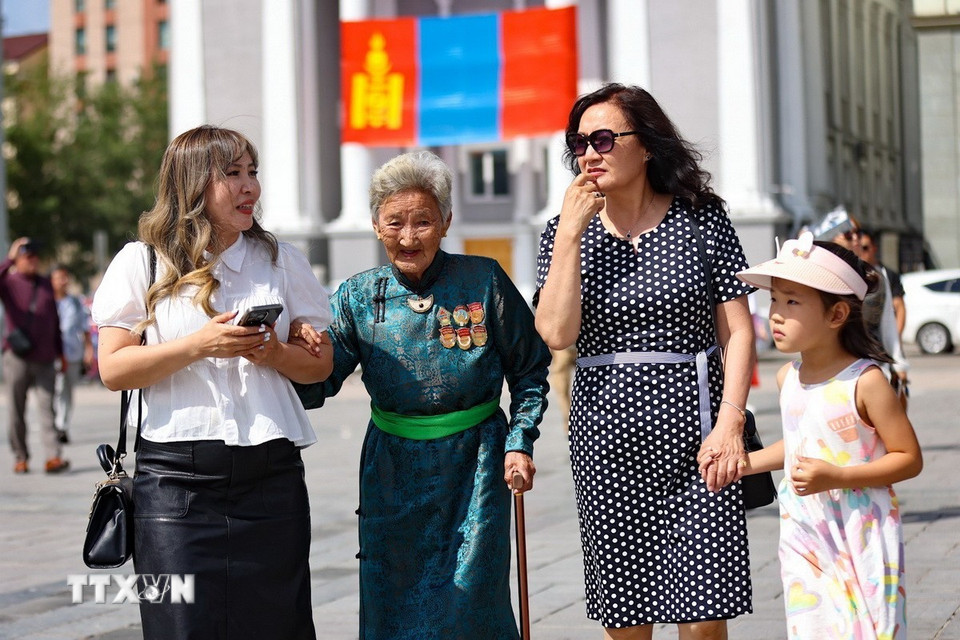 Những người phụ nữ Mông Cổ vui tươi, phấn khởi trong Ngày Quốc khánh năm 2025 vừa qua. (Ảnh: Thanh Tùng/TTXVN)