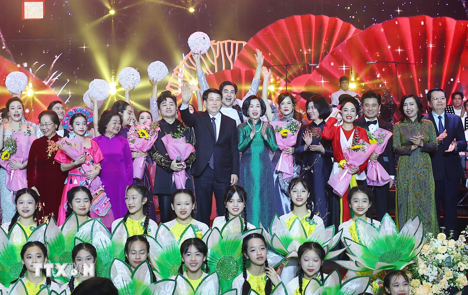 Chủ tịch nước Lương Cường và Phu nhân tặng hoa, chúc mừng các nghệ sỹ tham dự Chương trình ﻿giao lưu nghệ thuật "Xuân Quê hương" 2025. (Ảnh: Lâm Khánh/TTXVN)