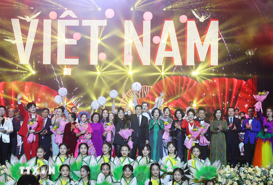 Chủ tịch nước Lương Cường và Phu nhân tặng hoa, chúc mừng các nghệ sỹ tham dự Chương trình giao lưu nghệ thuật "Xuân Quê hương" 2025. (Ảnh: Lâm Khánh/TTXVN)