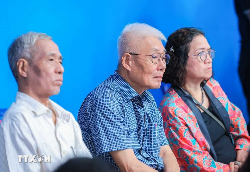 Thân nhân cố Tổng giám đốc TTXVN Đào Tùng tham dự buổi tọa đàm. (Ảnh: Hoàng Hiếu/TTXVN)