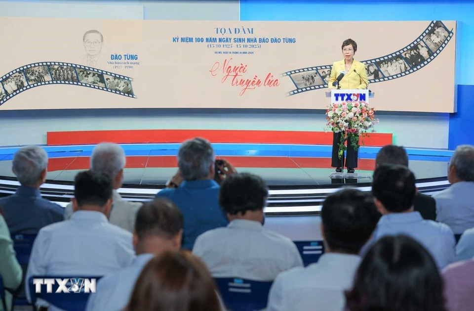 Tổng Giám đốc, Chủ tịch Liên chi Hội nhà báo TTXVN Vũ Việt Trang phát biểu khai mạc tọa đàm. (Ảnh: Hoàng Hiếu/TTXVN)