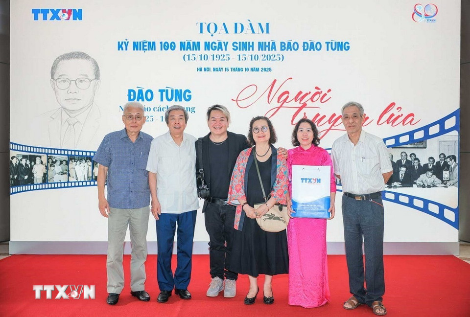 Thân nhân nhà báo Đào Tùng và nguyên Phó Tổng giám đốc TTXVN Hà Minh Huệ. (Ảnh: Hoàng Hiếu/TTXVN)