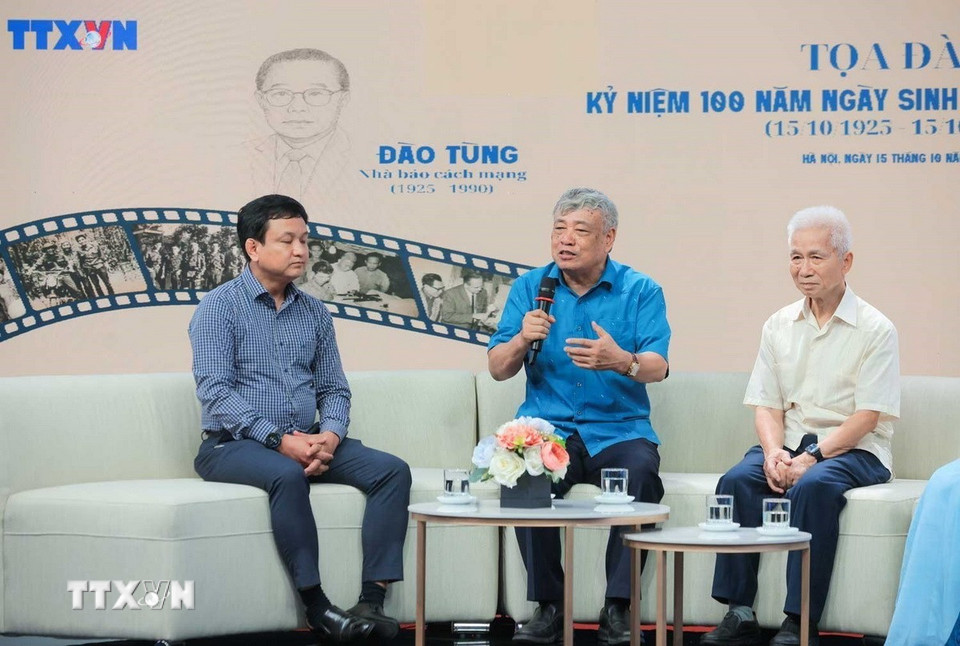 Nguyên Tổng giám đốc TTXVN Trần Mai Hưởng chia sẻ về vai trò của cố nhà báo Đào Tùng tại TTXVN trong chiến dịch Hồ Chí Minh. (Ảnh: Hoàng Hiếu/TTXVN)