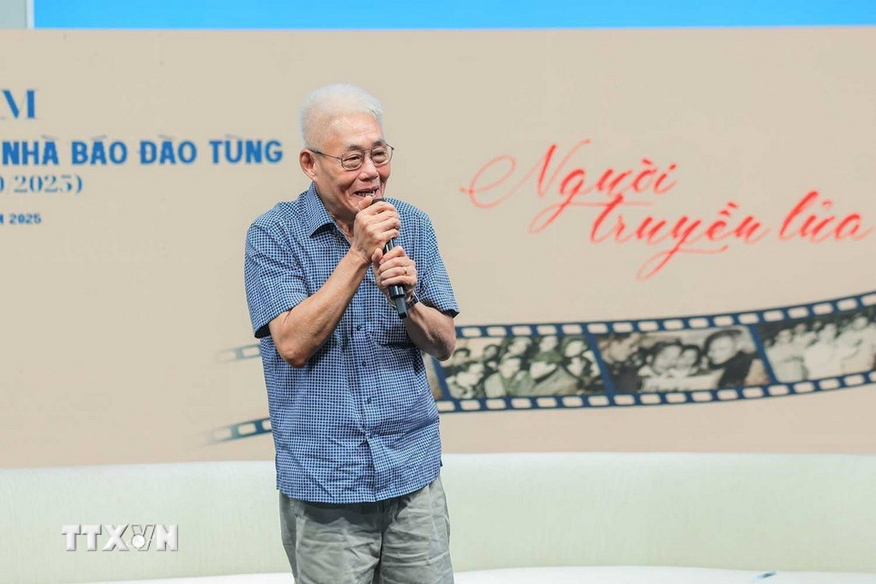 Ông Đỗ Trung Nghĩa con trai Nhà báo Đào Tùng phát biểu tại buổi tọa đàm. (Ảnh: Hoàng Hiếu/TTXVN)