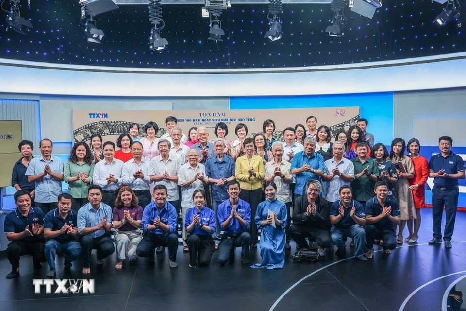 Tổng giám đốc TTXVN Vũ Việt Trang, thân nhân nhà báo Đào Tùng cùng các đại biểu tham dự buổi tọa đàm tại điểm cầu Hà Nội. (Ảnh: Hoàng Hiếu/TTXVN)