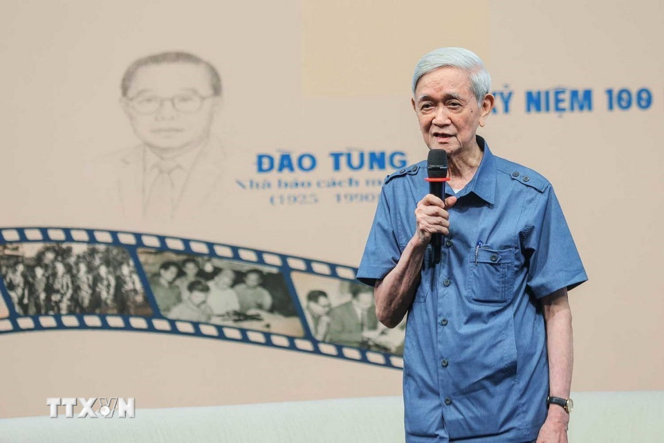 Nguyên Tổng giám đốc TTXVN Hồ Tiến Nghị chia sẻ về những kỷ niệm về Nhà báo Đào Tùng tại buổi tọa đàm. (Ảnh: Hoàng Hiếu/TTXVN)