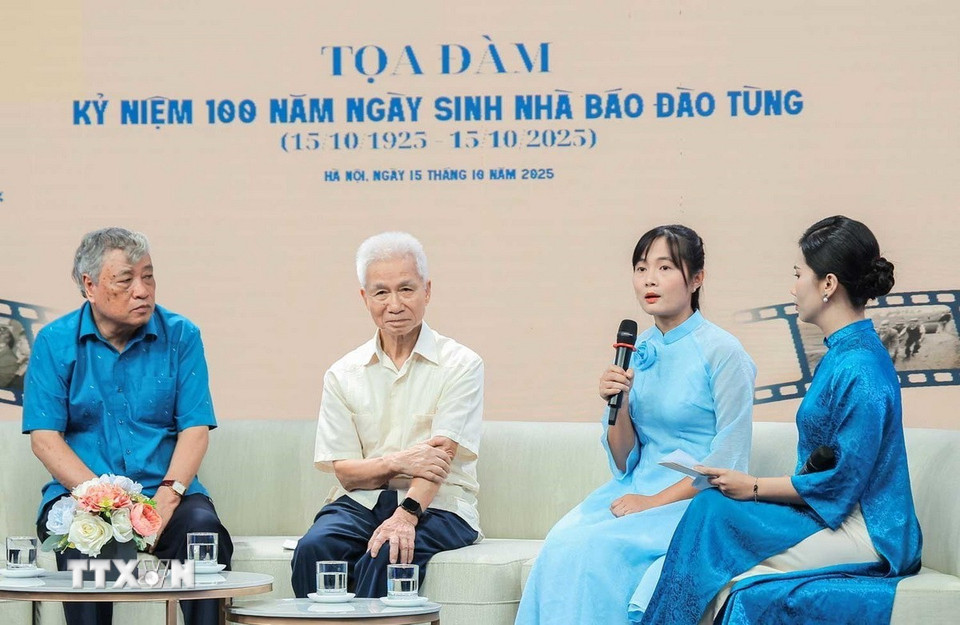 Phóng viên báo VietnamPlus (TTXVN) Cao Thị Thùy Giang chia sẻ tại buổi tọa đàm. (Ảnh: Hoàng Hiếu/TTXVN)