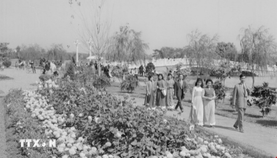 Người dân Hà Nội đi chơi Tết tại công viên Thủ Lệ. (Ảnh: TTXVN)