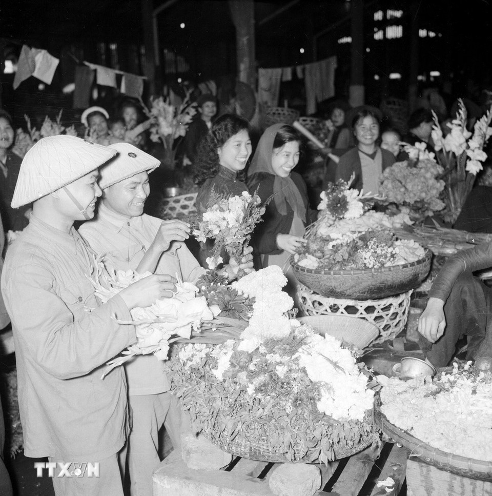 Không khí mua sắm Tết tại các cửa hàng mậu dịch những ngày giáp Tết. (Ảnh: TTXVN)