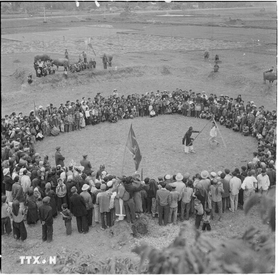 Người dân tập trung chơi các trò chơi dân gian ngày Tết. (Ảnh: TTXVN)