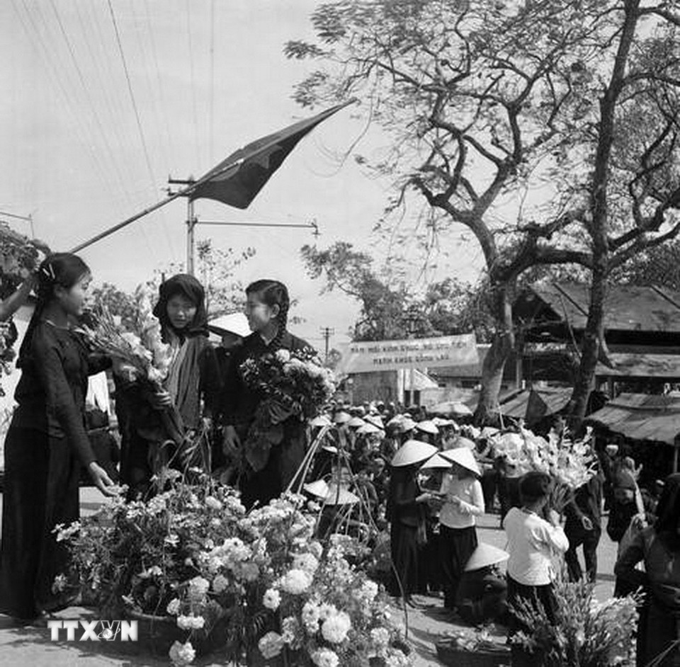 Phiên chợ Bưởi chiều cuối năm. (Ảnh: TTXVN)